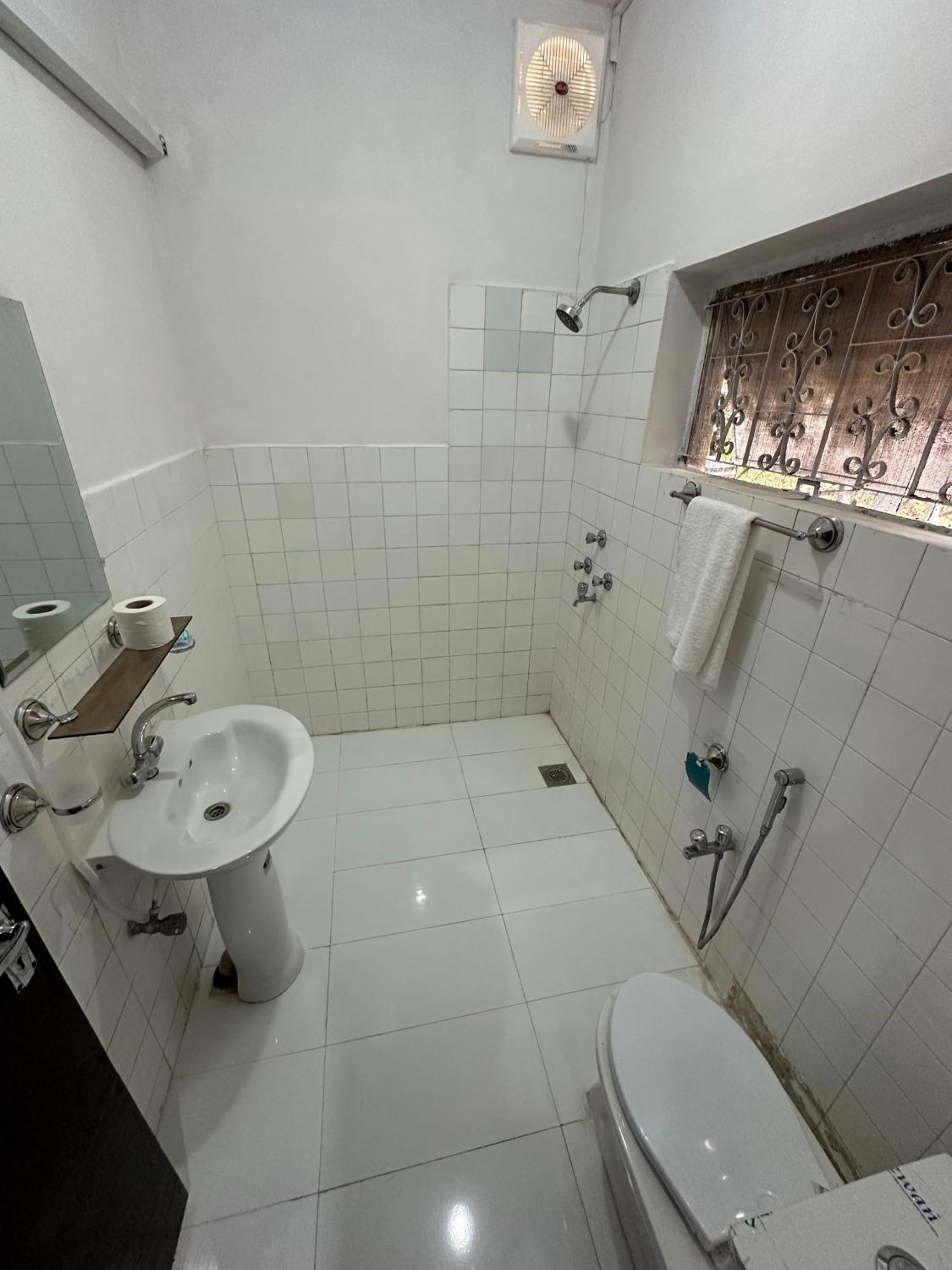 Decent Lodge Guest House Ισλαμαμπάντ Εξωτερικό φωτογραφία